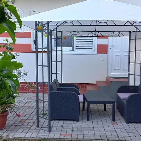 شقة Bella Badacsony Apartmanhaz *